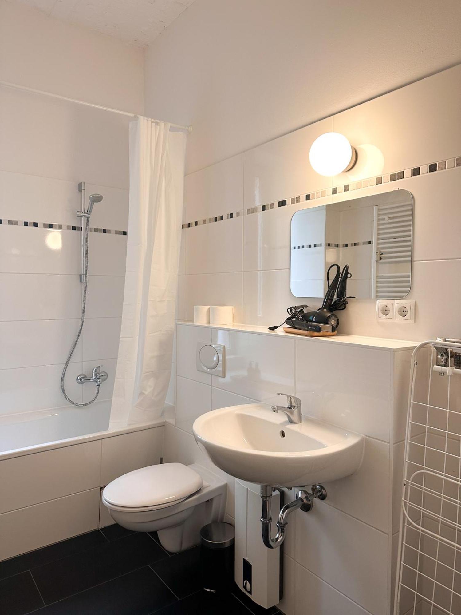 Nook Design-apartments Mit Kueche, Duschbad, Neben U-bahn Station Aber Ruhig Gelegen Apartamento